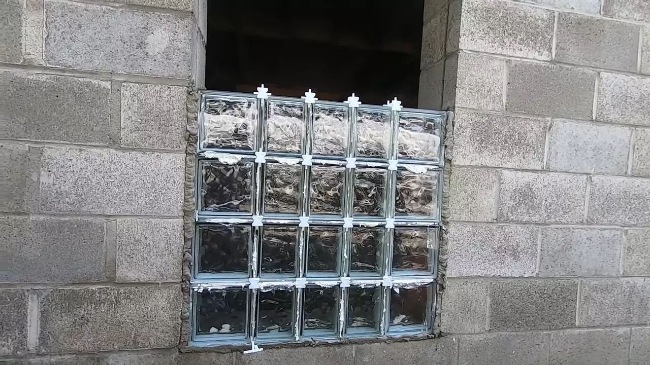 How to Install Glass Block With Mortar